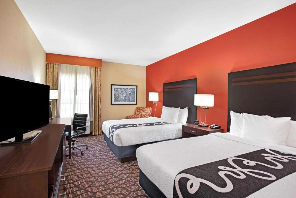 Deluxe Double Room with Two Queen Beds interior