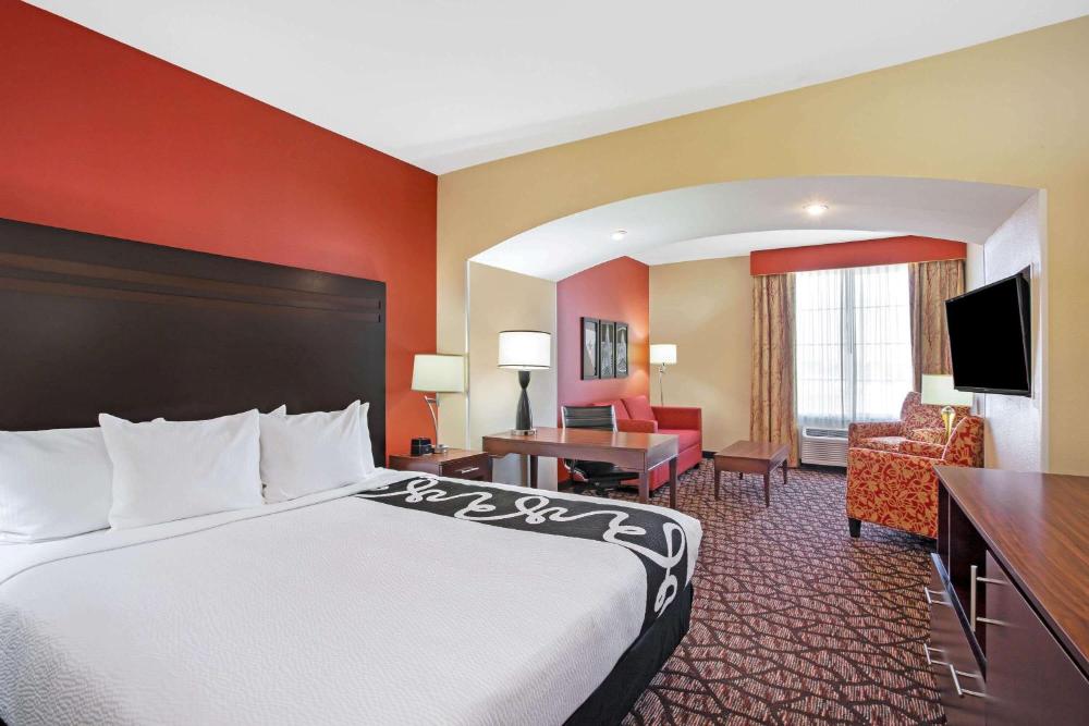 Deluxe King Room - Non-Smoking interior